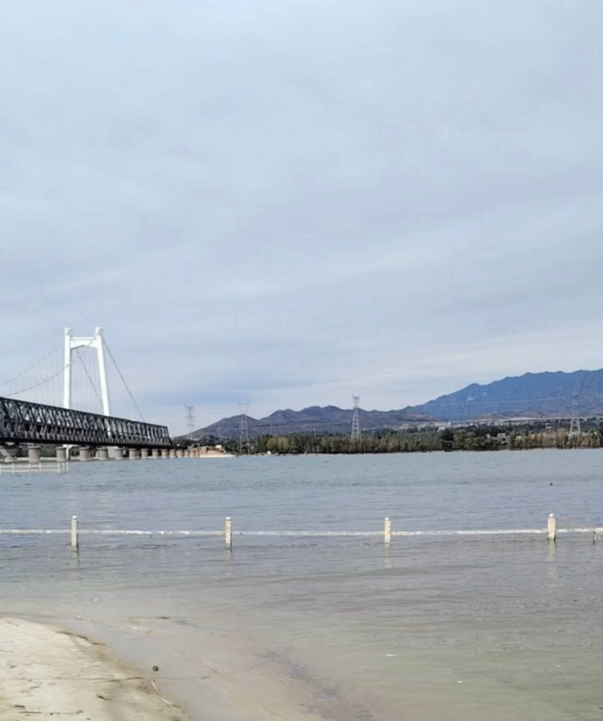 官庁ダムの貯水湖と橋、遠くの山並み